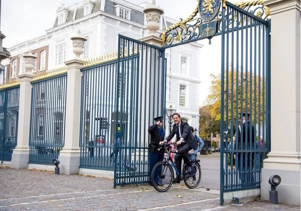 نخست وزیری که با دوچرخه به دیدار پادشاه رفت+ تصاویر 