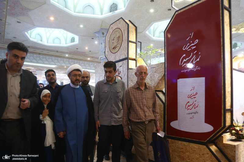 بازدید سرپرست موسسه تنظیم و نشر آثار حضرت امام خمینی(ره) از نمایشگاه کتاب