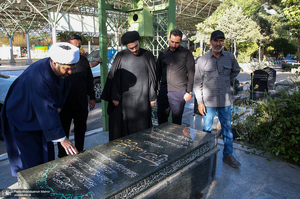 حضور سید احمد خمینی در منزل شهید مصطفی عزیزی در شهر بروجرد