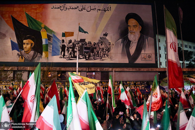 حركت دسته مردمى پرچمداران ايران به مناسبت روز جمهوری اسلامی ایران
