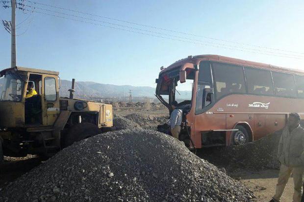 تصادف اتوبوس با تریلی در سمنان یک کشته و 6 مجروح داشت