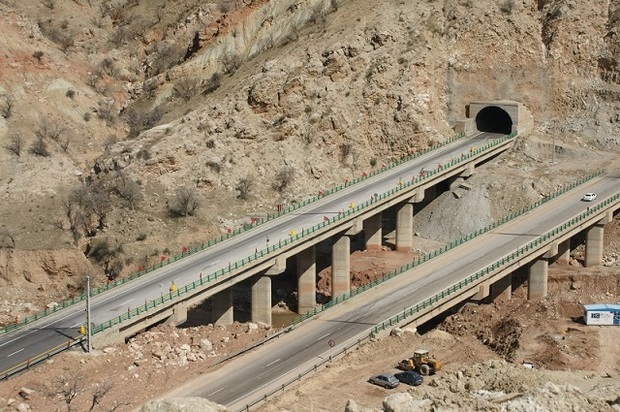 عوارض آزاد راه خرم آباد - پل زال برای امدادرسانی رایگان شد