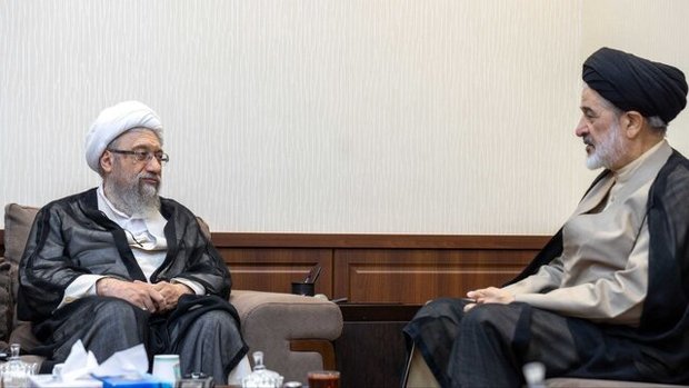 دیدار مشاور امور روحانیت رئیس‌جمهور با رییس مجمع تشخیص مصلحت نظام/ آملی لاریجانی: مطالبه‌گری روحانیت از دولت باید واقع‌بینانه باشد