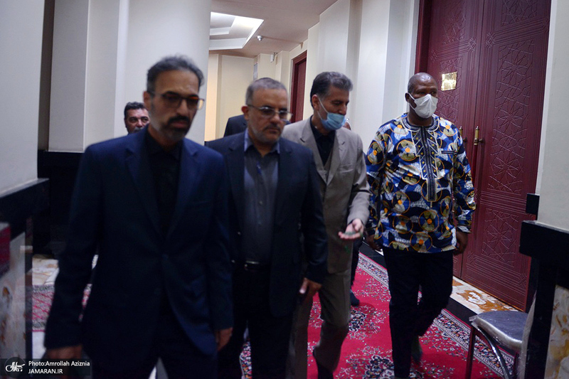 ادای احترام نوه نلسون ماندلا نسبت به مقام شامخ امام خمینی (س)