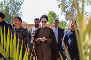 حضور سید محمد خاتمی بر مزار آیت الله سید روح الله خاتمی (ره)