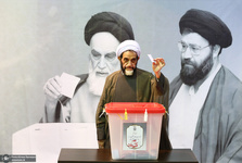 محمد اشرفی اصفهانی: رئیس جمهور یک سرباز فداکار و از جان گذشته باشد
