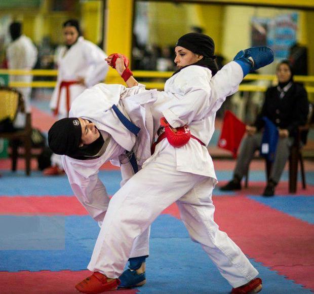 رقابت های کاراته قهرمانی بانوان کشور در سنندج آغاز شد
