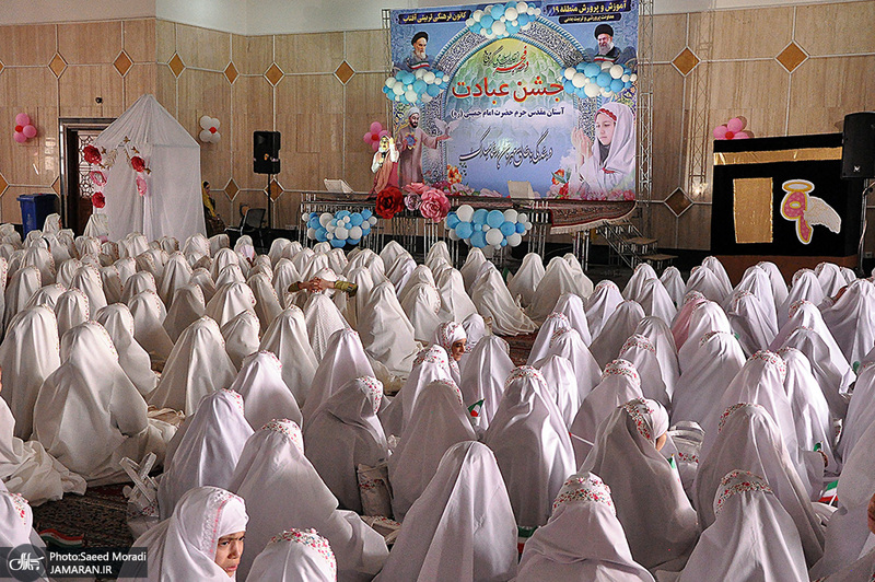 جشن عبادت جمعی از دانش آموزان منطقه 19 شهر تهران در جوار حرم امام خمینی(س)