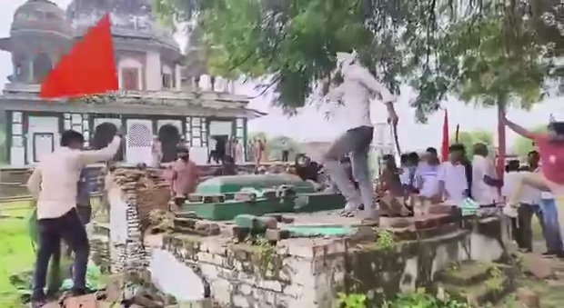 حمله گروهی از هندوها به یک زیارتگاه مسلمانان در هند + فیلم