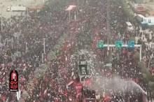 پیکر مطهر رهبر شهید انقلاب در آغوش جمعیت گسترده عزاداران در مسیر تشییع قم