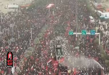 پیکر مطهر رهبر شهید انقلاب در آغوش جمعیت گسترده عزاداران در مسیر تشییع قم