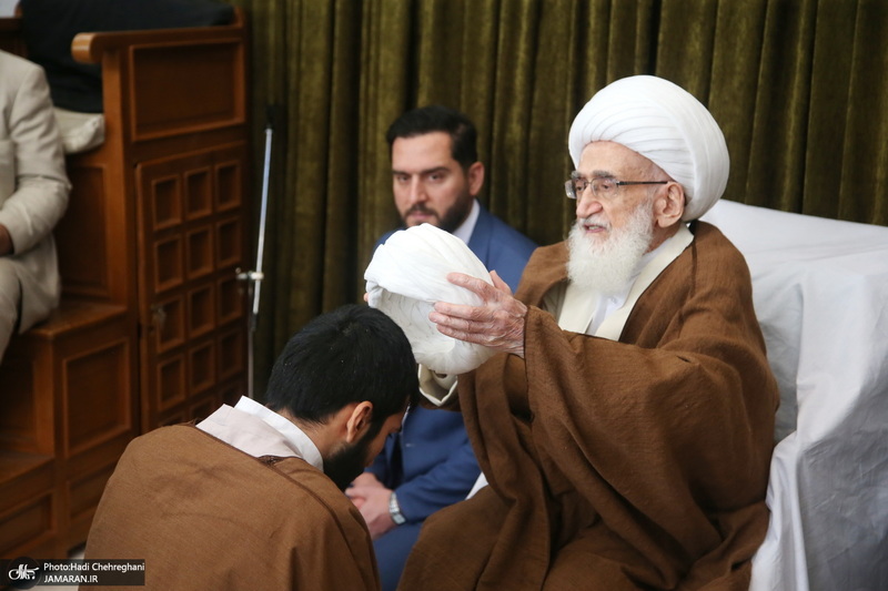 عمامه گذاری طلاب در روز عید مبعث توسط مراجع عظام تقلید‎‎