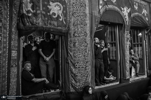 عزاداری ظهر عاشورا در حسینیه 200 ساله سادات اخوی