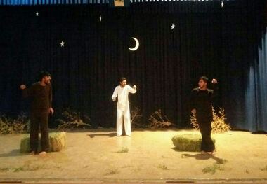اجرای نمایش 'گاوهایی که یک هدف بزرگ داشتند' در ارومیه