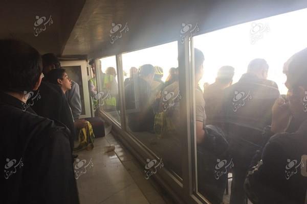  هواداران نفت به سوشا مکانی اعتراض کردند/ پرتاب سنگ به سمت مهدی رحمتی
