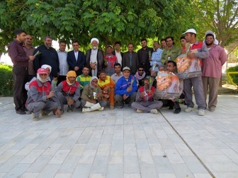 اهدا شاخه گل و تقدیر از کارگران خدمات شهری اشکنان و اهل