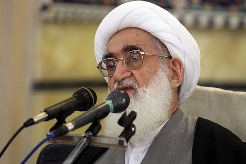 آیت الله نوری همدانی:
فراهم کردن خوراک تبلیغاتی برای دشمن خیانت است