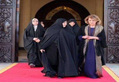 تصویری از حاشیه دیدار همسر مرحوم رئیسی با همسر رئیس جمهوری عراق در بغداد