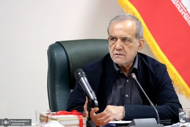 پزشکیان: ما که با دشمنان می‌جنگیم و مقاومت می‌کنیم تا زیر بار زور و ظلم نرویم، نمی‌توانیم خودمان به مردم زور بگوییم یا ظلم کنیم، چراکه این دو رویکرد با یکدیگر در تناقض است/ خداوند از ما نخواهد گذشت اگر نتوانیم معیشت و سطح زندگی مردم را بهبود بخشیم