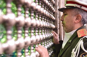 عطرافشانی حرم امام خمینی(س) توسط بسیجیان کاشانی