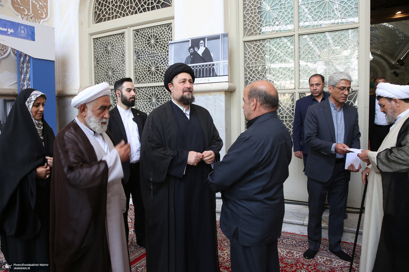 بازدید رئیس مجلس از نمایشگاه عکس امام خمینی