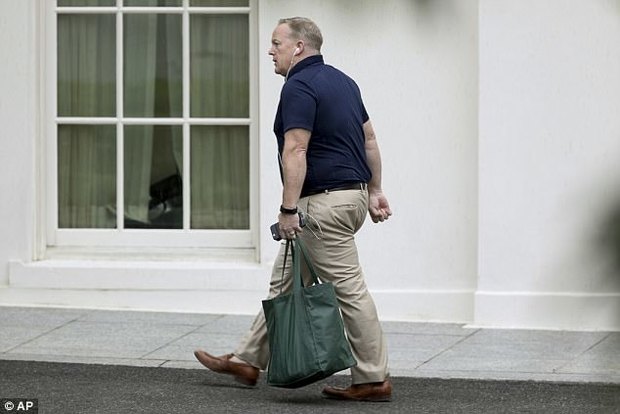 عکس/ سخنگوی کاخ سفید در حال اسباب کشی