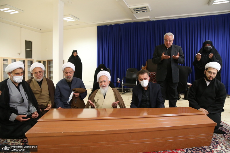 وداع سوزناک آیت الله جوادی آملی با همسر