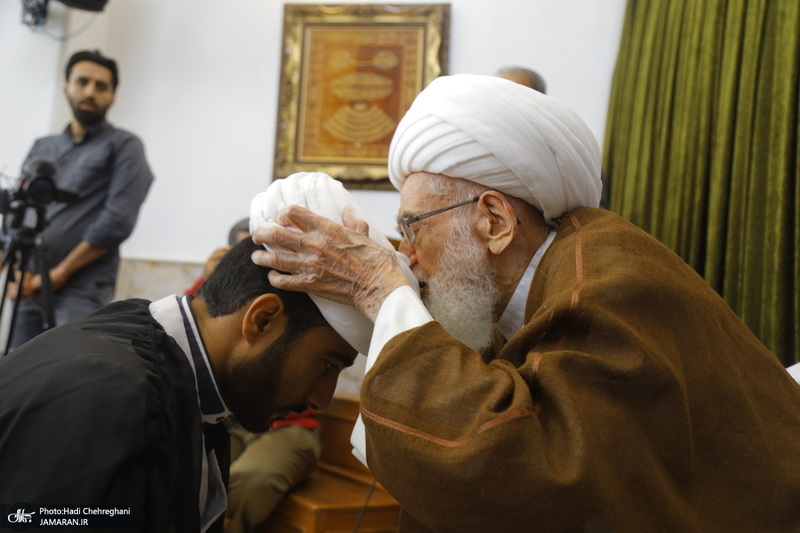 عمامه گذاری طلاب در روز میلاد پیامبر اکرم (ص) و امام صادق (ع) توسط مراجع تقلید