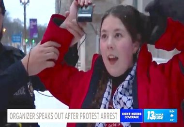 بازداشت معلم آمریکایی به دلیل انتقاد از ترامپ در تجمع برای مادورو + عکس