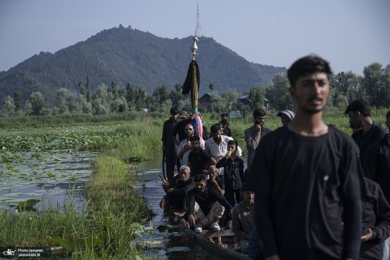 عزاداری سنتی کشمیری‌ها روی قایق