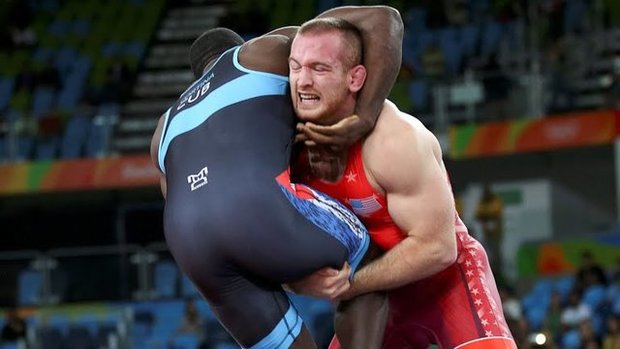 آزادکار ایرانی مقابل قهرمان المپیک شکست خورد

