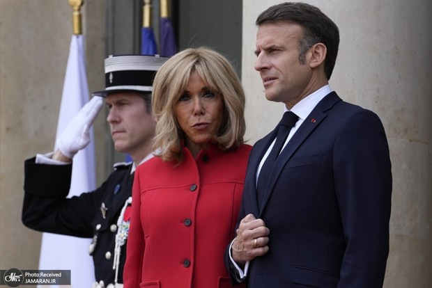 حرکات جنجالی مکرون و همسرش! رییس جمهور فرانسه کتک خورد؟! + فیلم