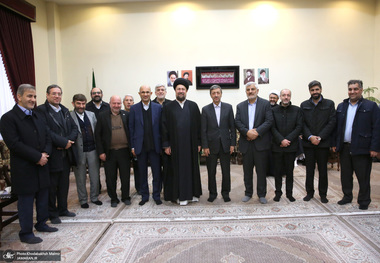 دیدار رییس و جمعی از معاونان و کارکنان ستاد اجرایی فرمان حضرت امام با سید حسن خمینی 