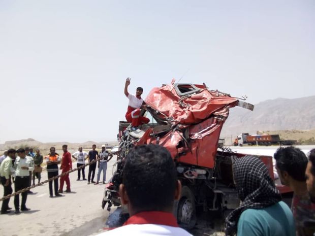 آتش نشانان زنجانی پس از ۲  ساعت راننده خودروی تریلی را بیرون کشیدند