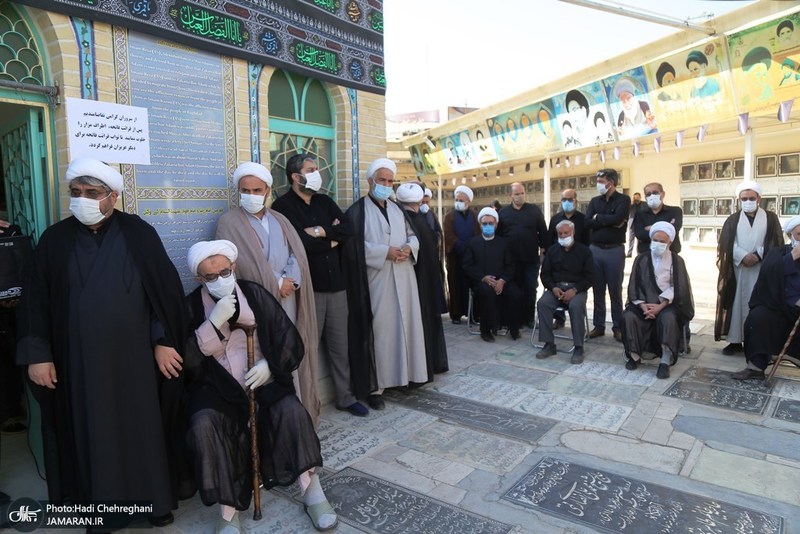 مزار آیت الله العظمی صانعی(ره) در اولین پنج شنبه رحلت ایشان