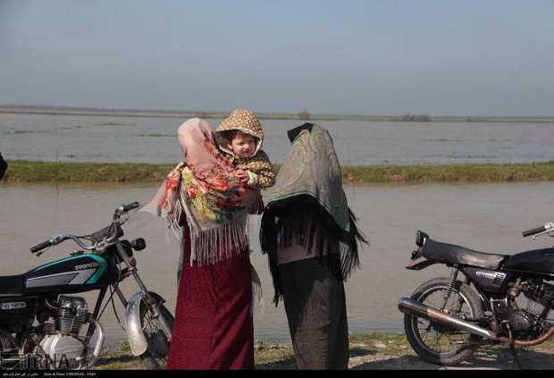 خیاطان گلستان برای زنان سیل زده ترکمن لباس سنتی می دوزند