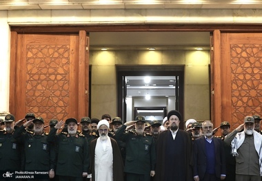 قادة حرس الثورة یجددون العهد مع مبادئ الإمام الخمینی (رض) والشهداء

