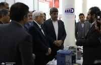 عارف از نمایشگاه محصولات دانش‌بنیان و فناورانه شرکت‌های عضو منطقه بین‌المللی نوآوری ایران بازدید کرد (6)