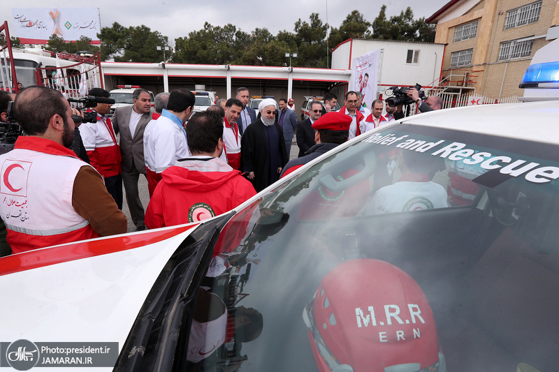 بازدید روحانی از ایستگاه سلامت اورژانس و پایگاه امداد و نجات جاده ای