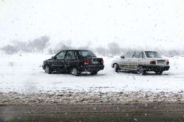 امداد40 خودرو گرفتار در محورهای دامغان به شمال در جریان است