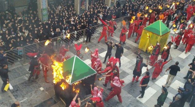 برگزاری آیین مذهبی آتش زدن خیام حسینی در آستانه‌اشرفیه