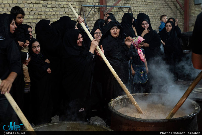 تهیه آش امام حسین(ع) در روستای رحمت‌آباد یزد