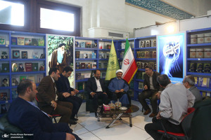 بازدید سرپرست موسسه تنظیم و نشر آثار حضرت امام خمینی(ره) از نمایشگاه کتاب