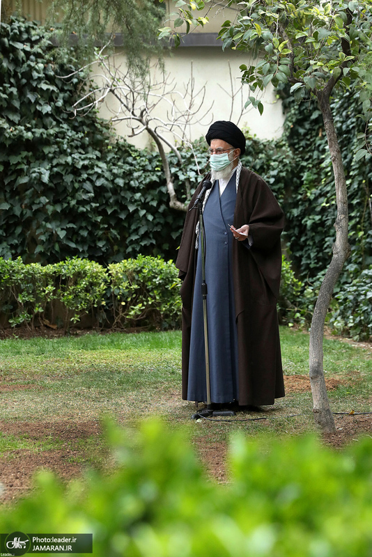 کاشت دو نهال میوه در روز درختکاری توسط رهبر معظم انقلاب