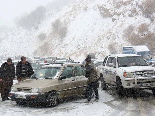 امدادرسانی هلال احمر بانه به 120 خودروی گرفتار در برف و کولاک