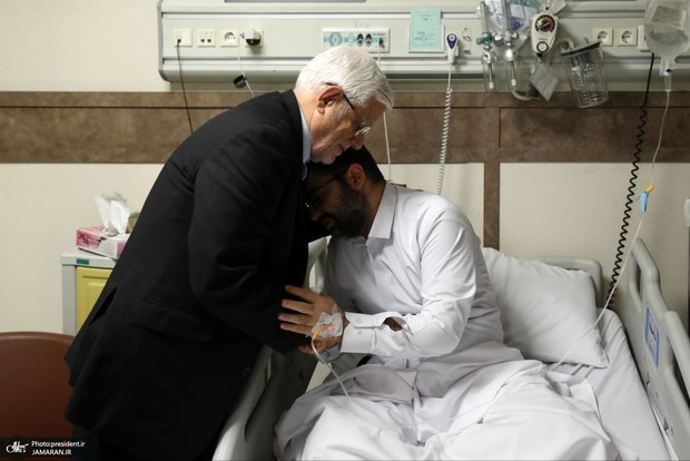 عیادت محمدرضا عارف از سقاب اصفهانی + تصاویر