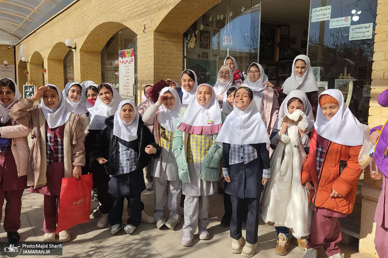 حضور اقشار مختلف مردم به مناسبت دهه فجر در بیت تاریخی امام خمینی (س)