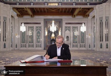 دست نوشته پزشکیان در دفتر یادبود مسجد سلطان قابوس + عکس