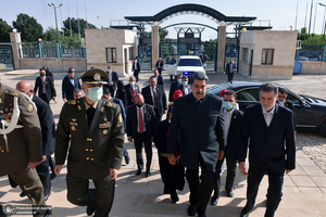 ادای احترام رئیس جمهور ونزوئلا به مقام شامخ حضرت امام خمینی (س)