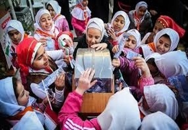 دانش آموزان قزوینی به نیازمندان هدیه دادند